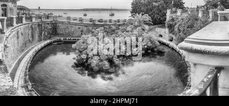 SYRAKUS, ITALIEN - 14. AUGUST 2021: Brunnen von Arethusa, Wahrzeichen auf der Insel Ortygia im historischen Zentrum der Stadt Syrakus in Stockfoto