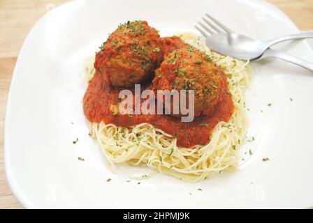 Zwei perfekte italienische Fleischbällchen auf Spaghetti und Marinera-Sauce Stockfoto