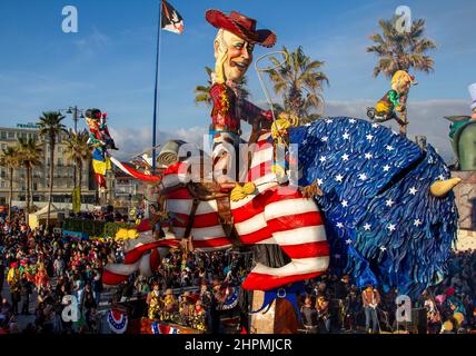 Viareggio, Italien. 20th. Februar 2022. Erste Kategorie allegorischer Schwimmer: 'buffalo Biden' Baumeister Carlo Lombardi Teil des Viareggio Karneval in Viareggio, Italien am 20. Februar 2022. (Foto von Federico Neri/Pacific Press/Sipa USA) Quelle: SIPA USA/Alamy Live News Stockfoto