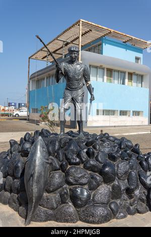 Fischerstatue (Pesquer de Ticlau) im Hafen, Palmeira, Sal (IIha do Sal), República de Cabo (Kap Verde) Stockfoto