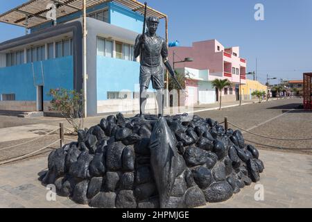 Fischerstatue (Pesquer de Ticlau) im Hafen, Palmeira, Sal (IIha do Sal), República de Cabo (Kap Verde) Stockfoto