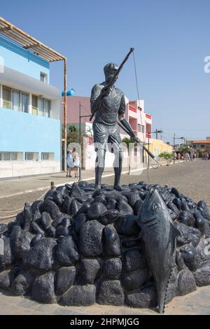 Fischerstatue (Pesquer de Ticlau) im Hafen, Palmeira, Sal (IIha do Sal), República de Cabo (Kap Verde) Stockfoto