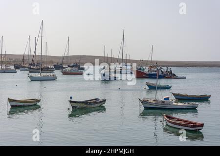 Boote, die im Hafen, Palmeira, Sal (IIha do Sal), República de Cabo (Kap Verde) festgemacht sind Stockfoto