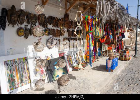 Kugelfisch und Haifischkiefer am Souvenirstand, Palmeira, Sal (IIha do Sal), República de Cabo (Kap Verde) Stockfoto