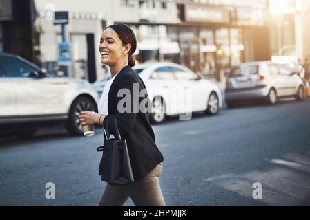 Ab, um einen Kunden in der Stadt zu treffen. Aufnahme einer jungen Geschäftsfrau, die durch die Stadt läuft. Stockfoto