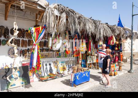 Shopping für Touristen am Souvenirstand, Palmeira, Sal (IIha do Sal), República de Cabo (Kap Verde) Stockfoto