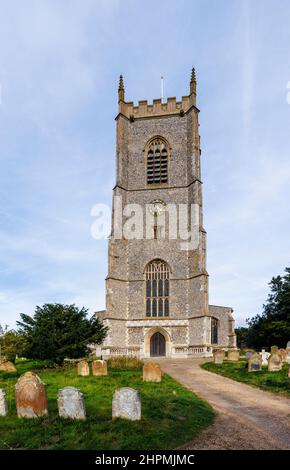 St. Nichola' Church und Kirchhof in Glaven Valley benefice, Blakeney, einem kleinen Küstendorf an der Nordküste Norfolk, East Anglia, England Stockfoto