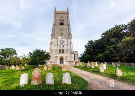 St. Nichola' Church und Kirchhof in Glaven Valley benefice, Blakeney, einem kleinen Küstendorf an der Nordküste Norfolk, East Anglia, England Stockfoto