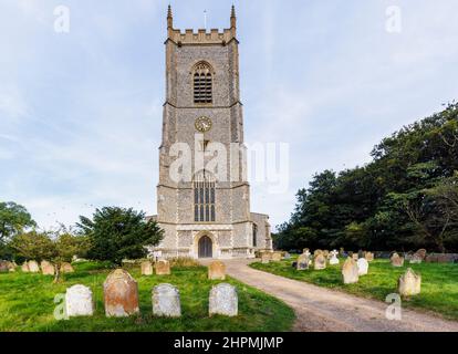 St. Nichola' Church und Kirchhof in Glaven Valley benefice, Blakeney, einem kleinen Küstendorf an der Nordküste Norfolk, East Anglia, England Stockfoto
