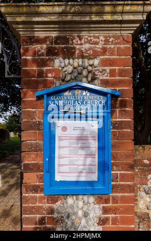 Namensschild vor der St. Nichola' Church in Glaven Valley benefice, Blakeney, einem kleinen Küstendorf an der Nordküste Norfolk, East Anglia, England Stockfoto