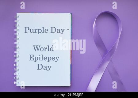 Purple Day - Welt-Epilepsietag, März 26. Symbol des Epilepsietages. Farbband und Text. Stockfoto