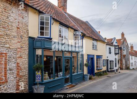 Lokales architektonisches Delikatessengeschäft am Straßenrand in Blakeney, einem kleinen Küstendorf an der Nordküste von Norfolk, East Anglia, England Stockfoto