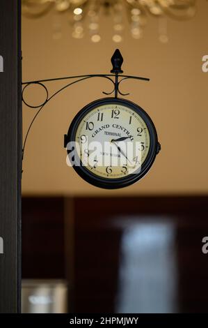 Bukovel, Ukraine 4. Februar 2022: Retro-Wanduhr im Hotel, Retro-Stil. Stockfoto