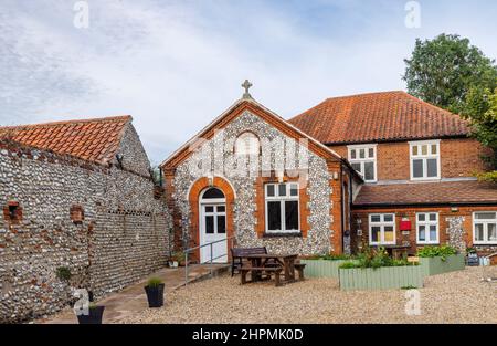 Lokale Stil Kopfsteinpflaster Architektur ehemalige methodistische Kirche / Haus in Blakeney, einem kleinen Küstendorf an der Nordküste Norfolk, East Anglia, England Stockfoto