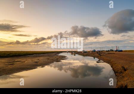 Dämmerung auf der Flussmündung des Glaven bei Ebbe mit Booten und Wolkenspiegelungen, Blakeney, ein kleines Küstendorf an der Nordküste Norfolk, England Stockfoto