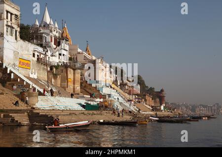 Morgengebete am Ufer des Ganges in Varanasi in Uttar Pradesh, Indien Stockfoto