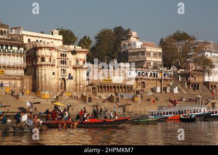 Pilger beten am frühen Morgen in Reewa Ghat am Ufer des Flusses Ganges in Varanasi in Uttar Pradesh, Indien Stockfoto