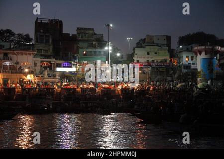 Abendzeremonie von Ganga Aarti in Dashashwamedh Ghat mit Feuer und Tanz am Ufer des Flusses Ganges in Varanasi in Uttar Pradesh, Indien Stockfoto