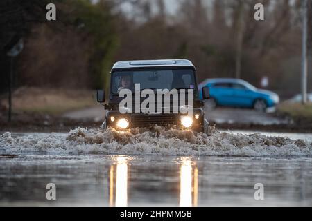 Ein Allradantrieb versucht, es durch eine überflutete Straße in Castleford zu schaffen, wobei andere Autos aufgegeben wurden, nachdem Sturm Franklin den Fluss Aire am Wochenende zum Platzen gebracht hatte Stockfoto