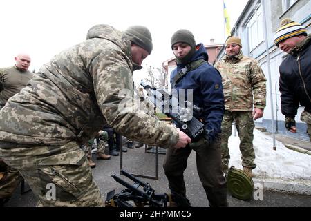 CHARKIW, UKRAINE - 19. FEBRUAR 2022 - Veteranen des Asow-Regiments veranstalten die territoriale Verteidigungsübung für Zivilisten unter dem Motto „Don't Panic! Lesen Stockfoto