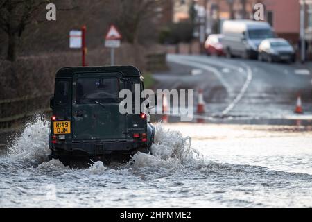 Ein Allradantrieb versucht, es durch eine überflutete Straße in Allerton Bywater, Castleford, zu schaffen, nachdem Sturm Franklin den Fluss Aire über das Wochenende zum Platzen brachte Stockfoto