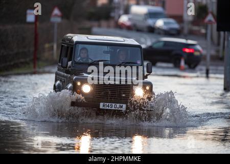 Castleford, Großbritannien. 22nd. Februar 2022. Ein Allradantrieb versucht, es durch eine überflutete Straße in Allerton Bywater, Castleford, zu schaffen, nachdem Sturm Franklin am Wochenende in Castleford, Großbritannien, den Fluss Aire dazu gebracht hatte, seine Ufer zu platzen, am 2/22/2022. (Foto von James Heaton/News Images/Sipa USA) Quelle: SIPA USA/Alamy Live News Stockfoto