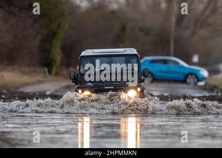 Castleford, Großbritannien. 22nd. Februar 2022. Ein Auto fährt durch die Überschwemmungen, nachdem der Sturm Franklin am Wochenende in Castleford, Großbritannien, den Fluss Aire am 2/22/2022 zum Platzen gebracht hatte. (Foto von James Heaton/News Images/Sipa USA) Quelle: SIPA USA/Alamy Live News Stockfoto