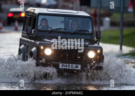 Castleford, Großbritannien. 22nd. Februar 2022. Ein Allradantrieb fährt durch die Überschwemmungen auf der Leeds Road, Allerton Bywater, nachdem der Sturm Franklin am Wochenende in Castleford, Großbritannien, den Fluss Aire dazu gebracht hatte, seine Ufer zu platzen, am 2/22/2022. (Foto von James Heaton/News Images/Sipa USA) Quelle: SIPA USA/Alamy Live News Stockfoto