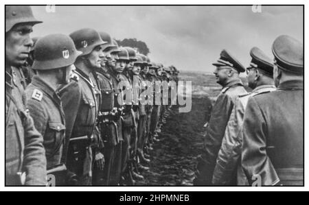 GALICIEN DIVISION Nazi Heinrich Himmler besucht die berüchtigte SS Galicien Militärdivision – 05-1944 die Galicien Division war eine ukrainische Militärformation innerhalb der deutschen Streitkräfte im Zweiten Weltkrieg, die in der Westukraine (insbesondere im Galicien-Bezirk des deutsch-besetzten Generalgouverneurs) gegründet wurde, um an der Ostfront gegen die sowjetischen Streitkräfte zu kämpfen. Stockfoto