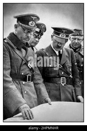 WW2, Polen Zweiter Weltkrieg 1939, polnische Invasionsbesetzungskampagne diskutiert Adolf Hitler Schlachtpläne, die ihm an der polnischen Front von (links) Generaloberst Wilhelm List, Oberbefehlshaber der 14. Armee, erläutert wurden. Zwischen List und Adolf Hitler, General Wilhelm Keitel, Oberbefehlshaber der Wehrmacht. Ganz rechts General Alfred Jodl, Oberbefehlshaber der Wehrmacht im Oberkommando der Wehrmacht.WW2 Adolf Hitler und Feldmarschall Whilhelm Keitel untersuchen die Schlachtpläne für die Invasion Polens im Zweiten Weltkrieg 1939 Stockfoto