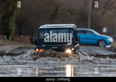 Castleford, Großbritannien. 22nd. Februar 2022. Ein Allradantrieb fährt entlang der Barnsdale Road, Castleford, mit anderen Autos, die aufgegeben wurden, nachdem der Sturm Franklin am Wochenende in Castleford, Großbritannien, den River Aire dazu gebracht hatte, am 2/22/2022, seine Ufer zu platzen. (Foto von James Heaton/News Images/Sipa USA) Quelle: SIPA USA/Alamy Live News Stockfoto