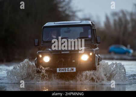 Ein Allrad-Auto macht es seinen Weg entlang Barnsdale Road, Castleford mit anderen Autos verlassen, nachdem Sturm Franklin verursacht den Fluss Aire, seine Ufer über das Wochenende platzen Stockfoto