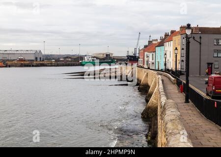 Die Strandpromenade und die georgischen Reihenhäuser am Vorgewende in alten Hartlepool, England, Großbritannien Stockfoto