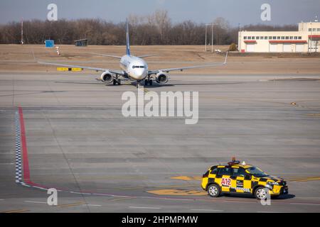 BUDAPEST, UNGARN - 04. FEBRUAR 2022: Ryanair Boeing 737-8AS Ei-EKT Flugzeug am internationalen Flughafen Budapest. Stockfoto