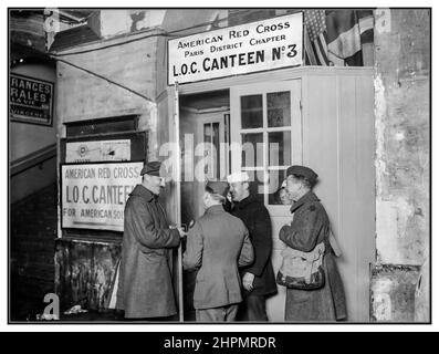 WW1 ROTES KREUZ Paris 1915 Eingang zur Kantine des Amerikanischen Roten Kreuzes am Gare St. Lazare, Paris, Frankreich. Dies ist die größte und am besten ausgestattete Kantine der Stadt, die Tag und Nacht Tausende von Amerikanern umsetzt. Matrosen sind jetzt ein willkommener Anblick in Paris und sie scheinen den Kantinenservice des Roten Kreuzes zu mögen. Hier ist ein Gelee-Quartett, das gerade zum Mittagessen einkehren wird (Hine, Lewis Wickes, 1874-1940, Fotograf) Weltkrieg 1 Paris Frankreich Stockfoto