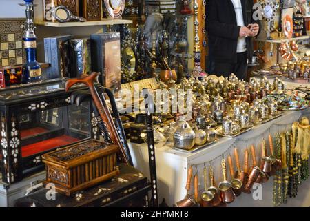 Coppersmith Straße in Markt Basar von Gaziantep in der Türkei. Kupfer und andere Metallarbeiten, die auf hohem Niveau für Dekorationen, Töpfe und Ornamente hergestellt werden Stockfoto