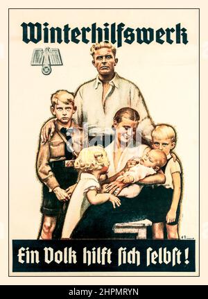 Nazi Propaganda original vintage Poster WINTERHILFSWERK - EIN Volk HILFT SICH SELBST! WINTERHILFE – EIN VOLK HILFT SICH SELBST“ Bild einer idealen arischen Familie mit einem Adler, der oben links ein Hakenkreuz hält. Das Winterhilfswerk des Deutschen Volkes, allgemein bekannt durch seine Kurzform Winterhilfswerk oder WHW, war eine jährliche Initiative der nationalsozialistischen Volkswohlfahrt, um gemeinnützige Arbeit im Dritten Reich zu finanzieren. Ihr Slogan war: "Keiner soll hungern oder frieren".Deutschland. Jahr 1930 Stockfoto