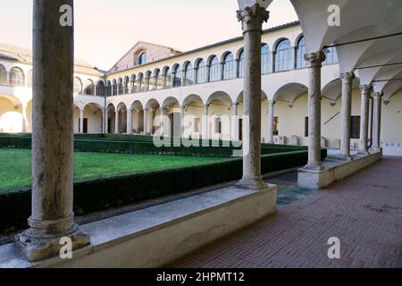 Kreuzgang des Nationalen Archäologischen Museums von Umbrien, Perugia, Umbrien, Italien, Europa Stockfoto