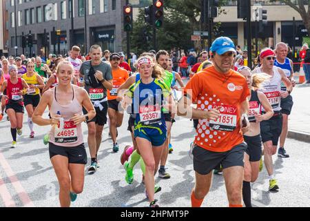 England, London, London Marathon 2021, Gruppe von Teilnehmern läuft Stockfoto