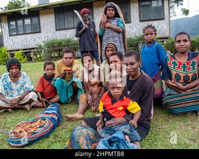 Gruppe von Menschen, die sich vor der örtlichen Gesundheitsklinik in der Provinz Eastern Highlands in PNG versammeln. Stockfoto