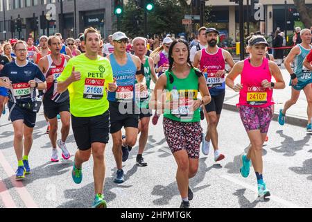 England, London, London Marathon 2021, Gruppe von Teilnehmern läuft Stockfoto