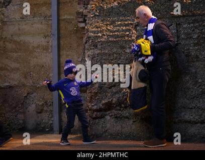 Chelsea-Fans kommen zur UEFA Champions League-Runde mit 16 Sekunden Rückspiel in Stamford Bridge, London. Bilddatum: Dienstag, 22. Februar 2022. Stockfoto