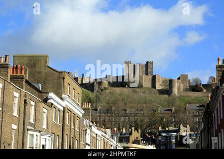 Blick entlang der Castle Street in Richtung Dover Castle, Dover, Kent, England, Großbritannien Stockfoto