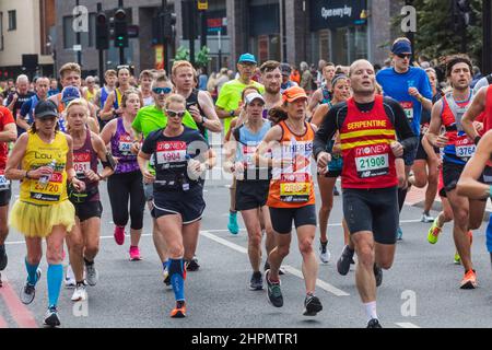England, London, London Marathon 2021, Gruppe von Teilnehmern läuft Stockfoto