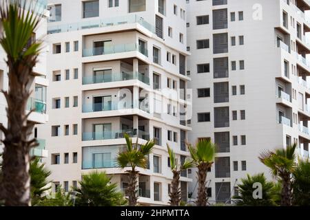 Moderne Büro- und Mehrfamilienhäuser in Casca, Marokko. Stockfoto