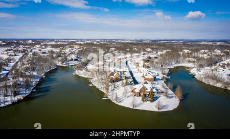 Luftaufnahme eines Wohnviertels am See in Central Kentucky im Winter Stockfoto