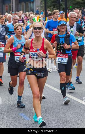 England, London, London Marathon 2021, Gruppe von Teilnehmern läuft Stockfoto