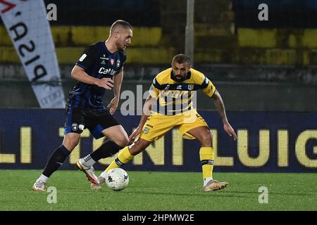 Pisa, Italien. 22nd. Februar 2022. George Puscas (Pisa) behindert von Danilo Larangeira (Parma) während AC Pisa vs Parma Calcio, Italienischer Fußball Serie B Spiel in Pisa, Italien, Februar 22 2022 Kredit: Unabhängige Fotoagentur/Alamy Live News Stockfoto