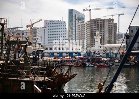 Moderne Architektur und Wolkenkratzer ragen neben dem Hafen von Casca, Marokko, Nordafrika, auf. Stockfoto