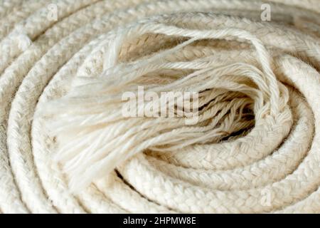 Nahaufnahme des ausgefransten Endes eines dünnen weißen Baumwollseils, das in Großbritannien häufig zum Aufhängen von Kleidung im Freien zum Trocknen verwendet wird. Stockfoto